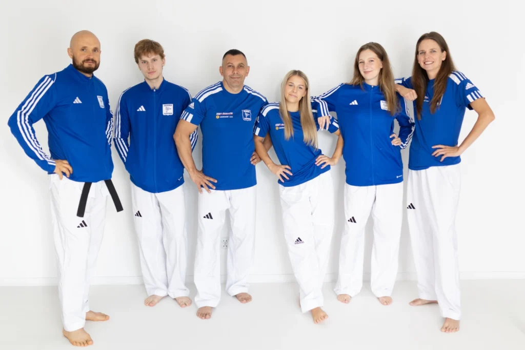 Kadra trenerska Akademii Taekwondo UKS pozująca do zdjęcia grupowego.